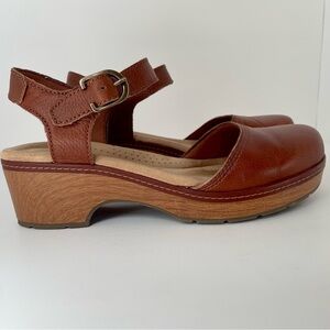 SOLD Clark’s Comfort Collection - Cognac leather clogs